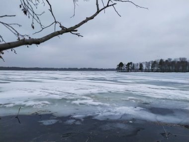 Buz çoktan kıyıdan uzaklaştı. Karanlık su. .