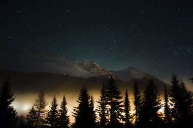 Gece gökyüzünde bir deniz sis