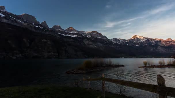 Lago de montaña por la noche — Vídeo de stock