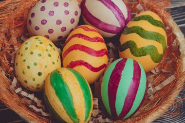 Paskalya yumurtaları sepeti ahşap kurullarında