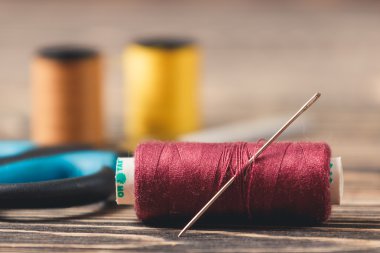 Dikiş arka plan rengi konu ve makas ile