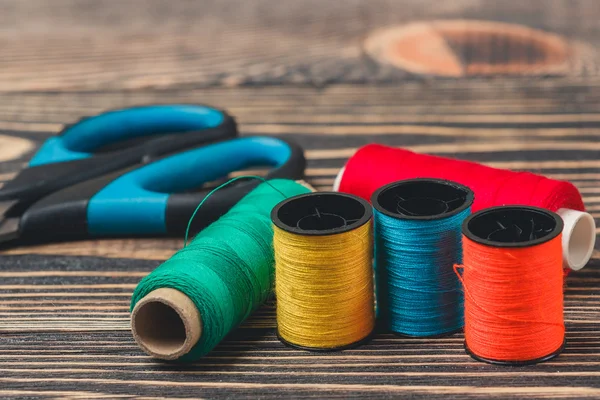 Fondo de costura con hilos de color y tijeras — Foto de Stock