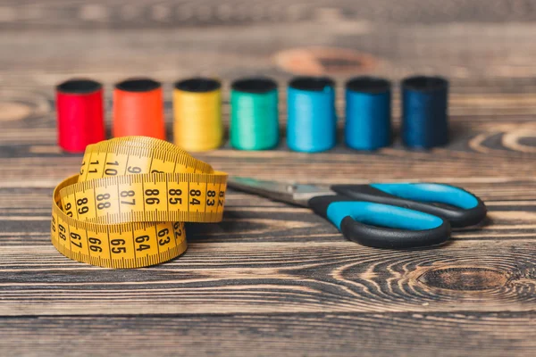 Fondo de costura con hilos de color, medidor y tijeras — Foto de Stock