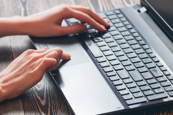 Mujer escribiendo en el ordenador portátil — Foto de Stock