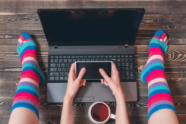 Manos femeninas sosteniendo teléfono inteligente — Foto de Stock