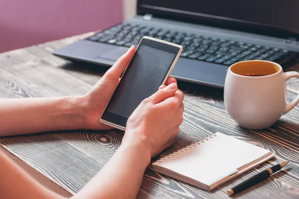 Manos femeninas sosteniendo teléfono inteligente — Foto de Stock