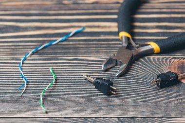 ahşap masa arka plan elektrikli aletler .