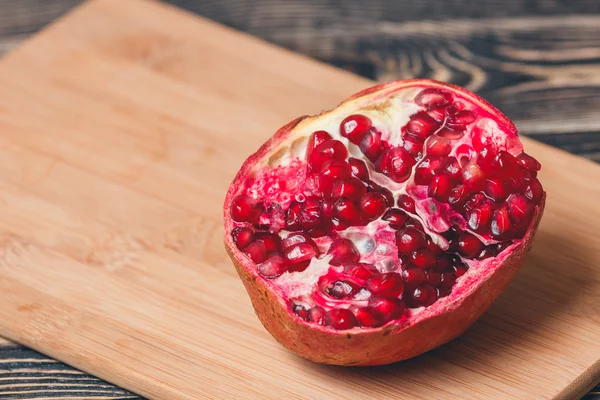 Fruta de granada madura sobre fondo de madera. — Foto de Stock