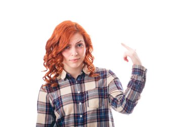 Mutlu genç kız üzerinde beyaz arka plan ayakta