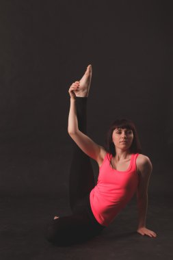 Esneme egzersizleri yapan bir kadın.