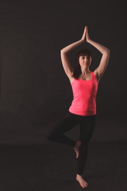 Esneme egzersizleri yapan bir kadın.