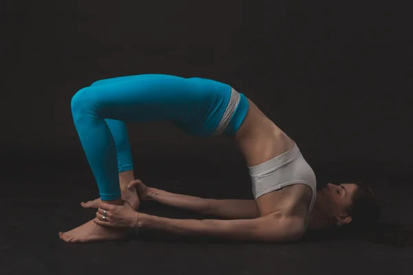 Beautiful sporty yogi girl practices yoga asana — Stock Photo, Image