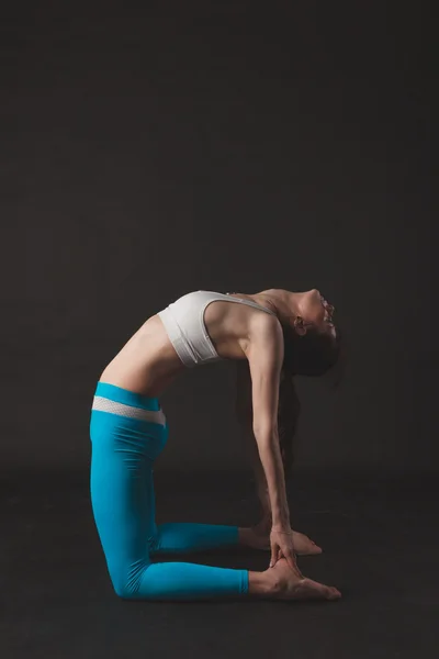 güzel sportif yogi kız uygulamaları yoga asana