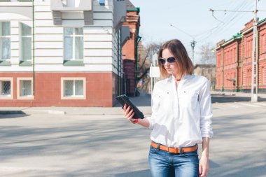 gülümseyen kız tablet ekran dokunaklı