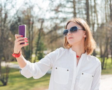 selfie fotoğraf Smartphone'da yapma genç çekici kadın
