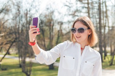selfie fotoğraf Smartphone'da yapma genç çekici kadın