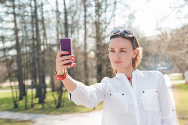 selfie fotoğraf Smartphone'da yapma genç çekici kadın
