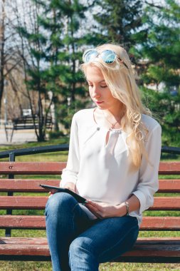 gülümseyen kız tablet ekran dokunaklı