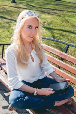 gülümseyen kız tablet ekran dokunaklı