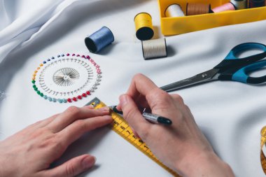 güzel genç kadın terzi ölçme