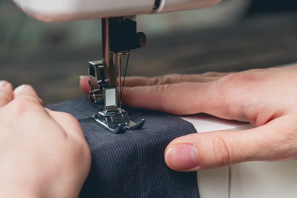 Руки молодой девушки на швейной машинке — стоковое фото