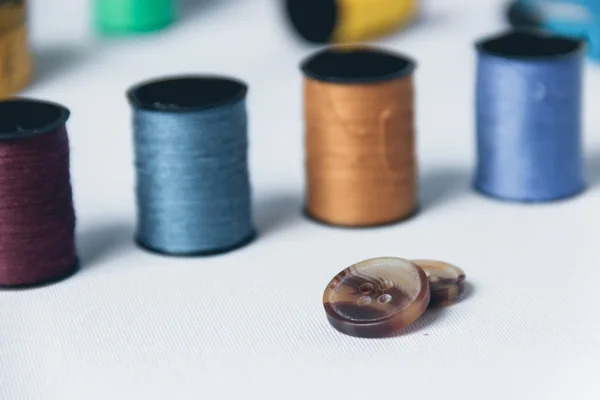 Accesorios para costura sobre fondo de tela blanca — Foto de Stock