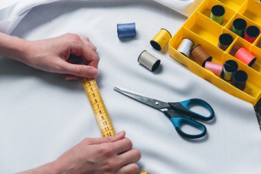 güzel genç kadın terzi ölçme