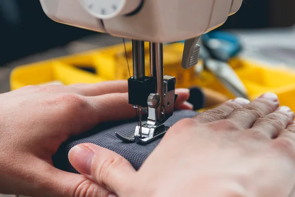 Hands of young girl on sewing machine — Stock Photo, Image