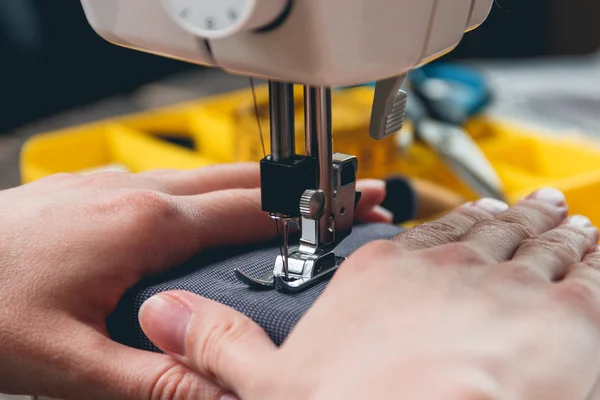 Hände eines jungen Mädchens auf Nähmaschine — Stockfoto