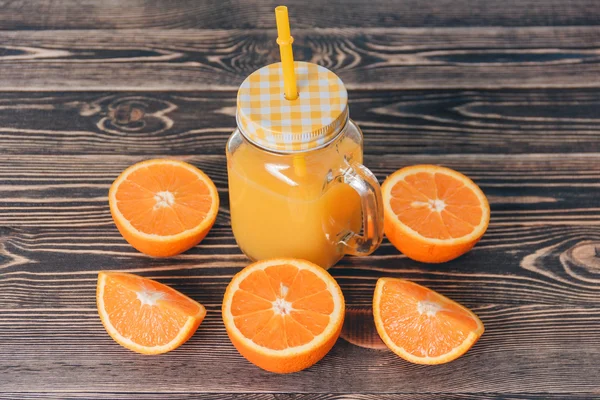 Naranja, lóbulo, mitad, jugo. Concepto de estilo de vida saludable — Foto de Stock