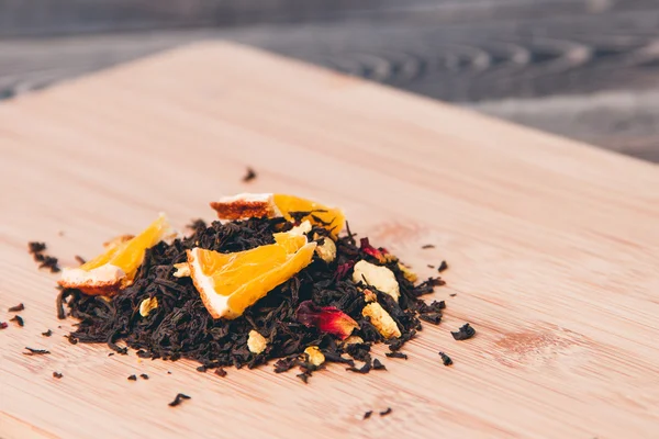 Sfondo in legno di tè secco. Concetto di sanità, cibo e bevande — Foto Stock