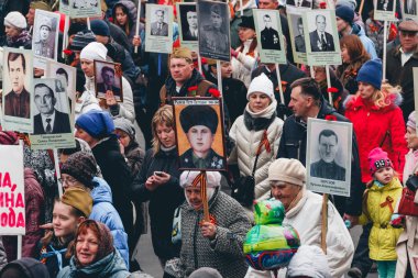 Tomsk, Rusya - 9 Mayıs 2016: 9 Mayıs 2016'da Tomsk'ta Ölümsüz Alayı'nda insan alayı