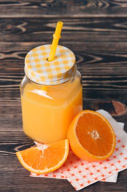 Orange, kulak, yarım, suyu. Sağlıklı yaşam konsepti