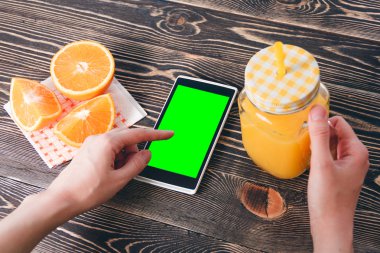 Meyve Portakal karşı cep telefonu kullanan kadın. Teknoloji kavramı.