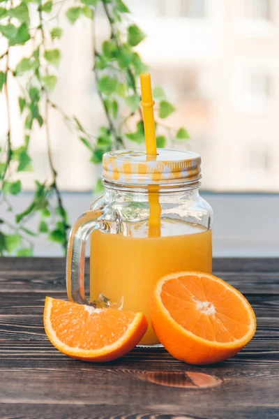 Naranja, lóbulo, mitad, jugo. Concepto de estilo de vida saludable — Foto de Stock