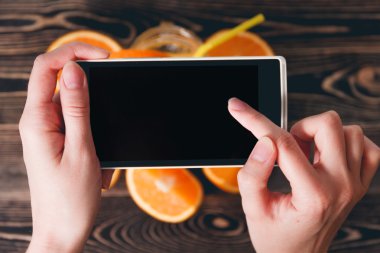 Portakal fotoğrafta eller. Teknoloji kavramı
