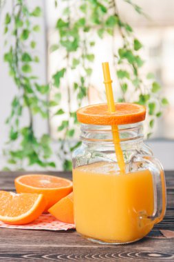 Orange, kulak, suyu. Sağlıklı yaşam konsepti