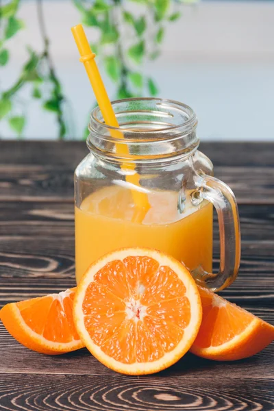 Naranja, lóbulo, mitad, jugo. Concepto de estilo de vida saludable — Foto de Stock