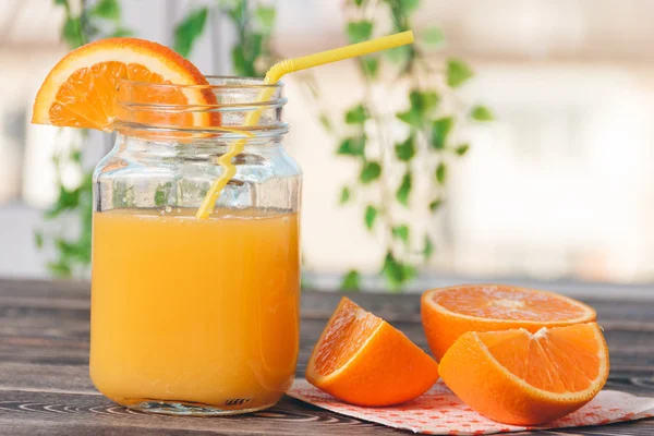 Orange, kulak, suyu. Sağlıklı yaşam konsepti — Stok fotoğraf