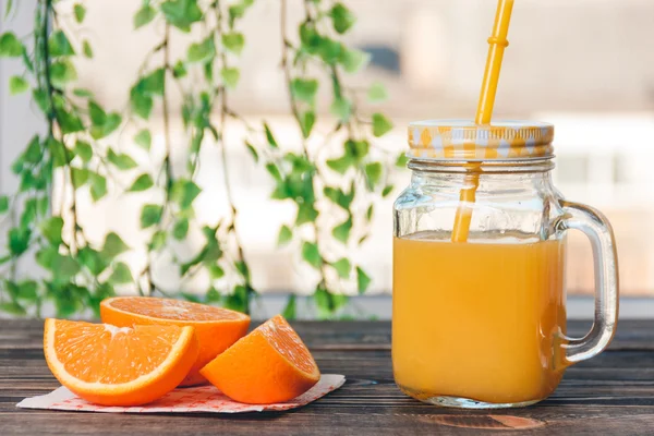 Χυμός πορτοκάλι, λοβίο. Έννοια του υγιεινού τρόπου ζωής — Φωτογραφία Αρχείου