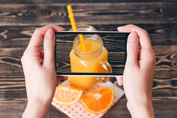 Manos tomando fotos de naranjas. Concepto de tecnología — Foto de Stock