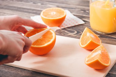 Bıçakla Portakal Kesen Kız. Sağlıklı Yaşam Tarzı Konsepti