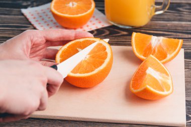 Bıçakla Portakal Kesen Kız. Sağlıklı Yaşam Tarzı Konsepti