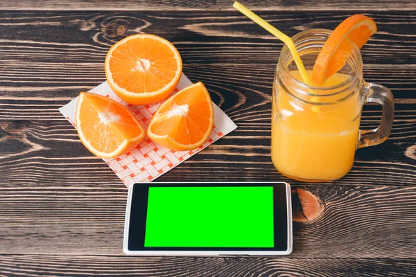 Naranjas, Jugo y Teléfono Móvil. Concepto de tecnología — Foto de Stock