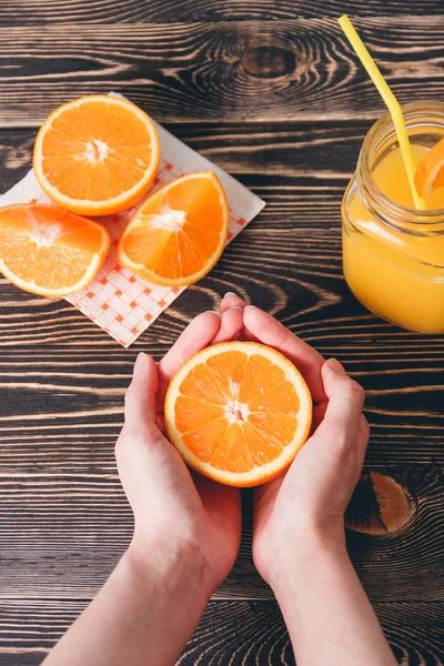 Naranja, Lóbulo, Zumo. Concepto de estilo de vida saludable — Foto de Stock