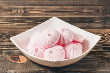 Pembe Marshmallows - Zephyr beyaz tabak içinde. Şekerli tatlı kavramı