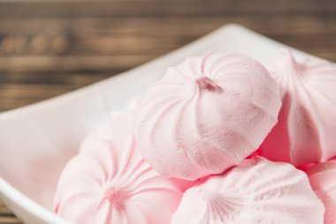Pembe Marshmallows - Zephyr beyaz tabak içinde. Şekerli tatlı kavramı