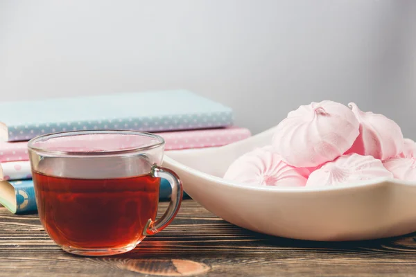 Xícara de marshmallow de zephyr rosa fresco de chá doce conceito de sobremesa — Fotografia de Stock
