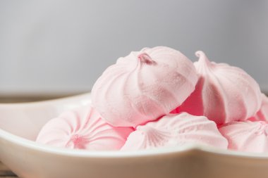 Pembe Marshmallows - Zephyr beyaz tabak içinde. Şekerli tatlı kavramı