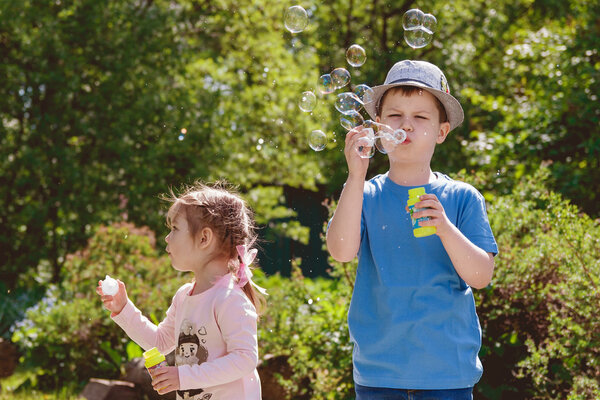 Милые дети играют в парке
